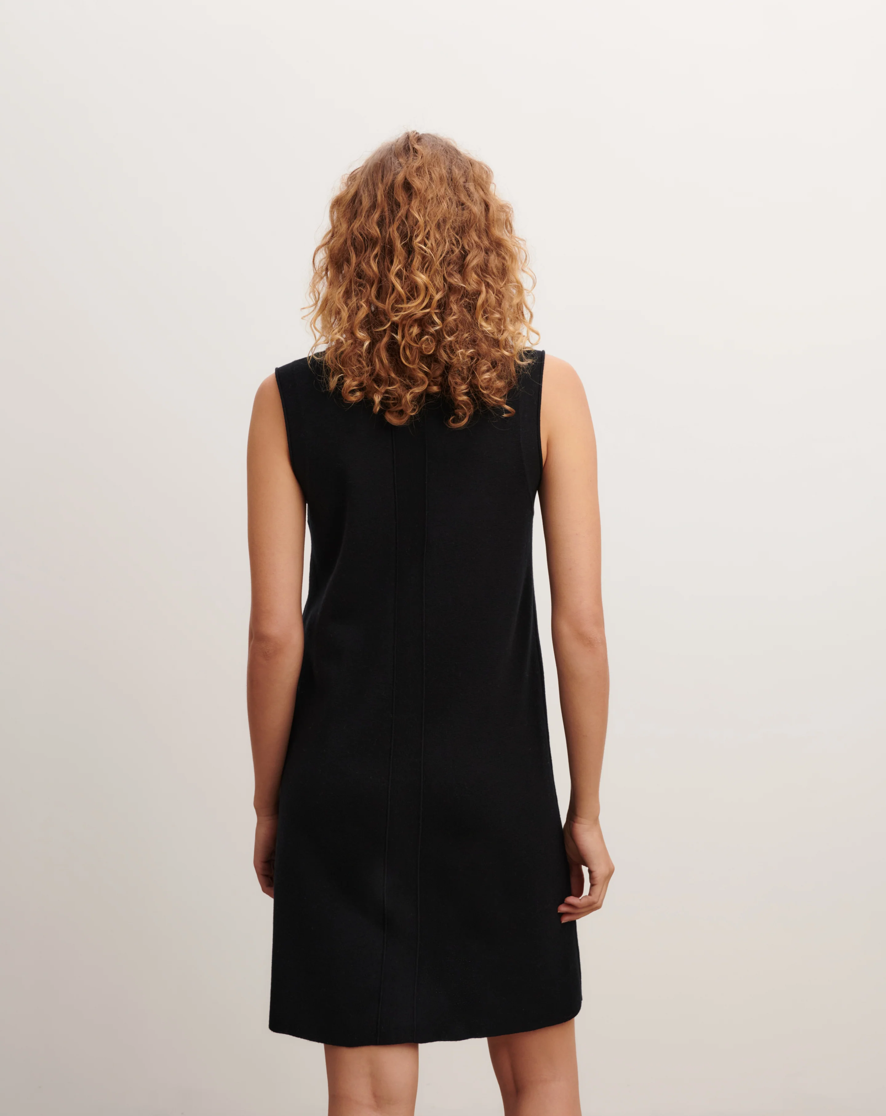 Robe courte minimaliste - Image 3