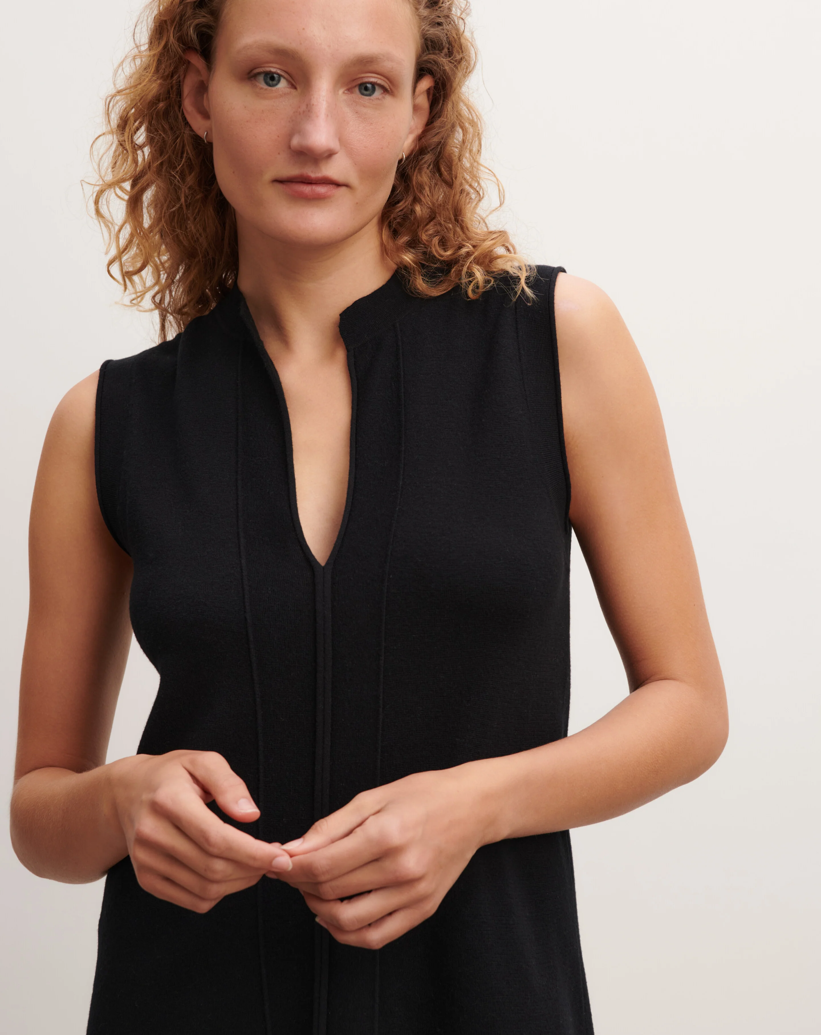 Robe courte minimaliste - Image 4